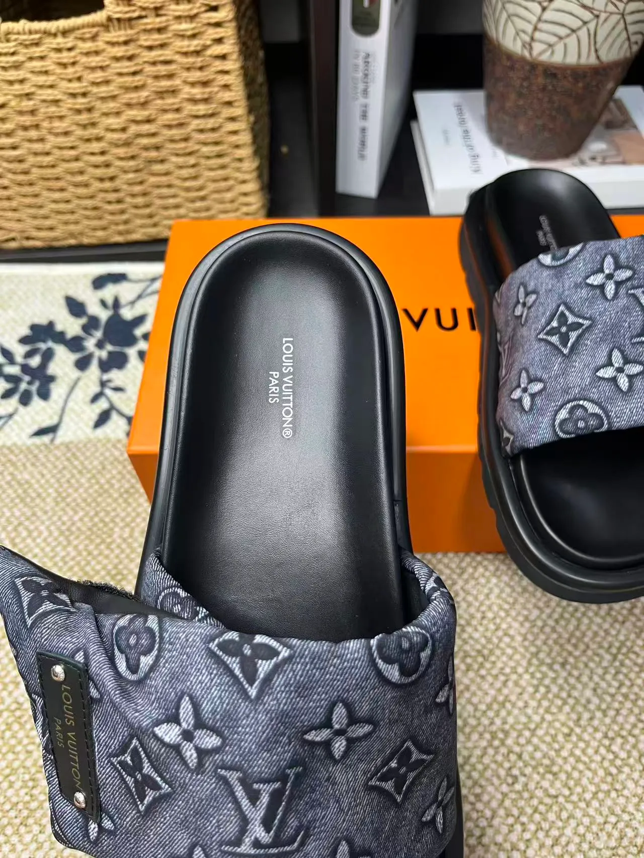 P340 [New Style] [LOUIS VUITTON] Louis Vuitton, LV printing, men's and women's slippers are now on the market, packed in drawer boxes with cloth bags and cards, the upper pattern looks very soft and waxy, and is a super versatile leg slimming tool. Fabric: imported denim/canvas/old fabric, LV hardware LOGO, official website pattern printing, comfortable to wear, feet: high-elastic PU water table. Sole: foam sole, heel height: about 5cm. Code number: 35-46, 35, 45, 46 are custom-made and non-returnable. Color: multiple colors and styles available.